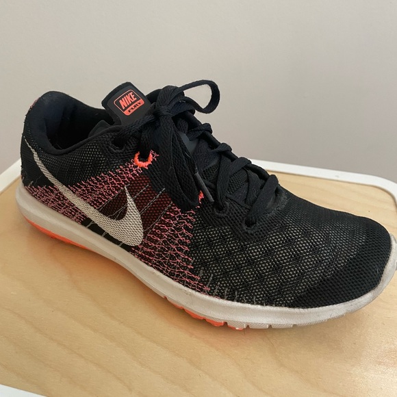 Women’s size 7 Nike Fury running shoe. Black w/neon coral/pink - Picture 5 of 5